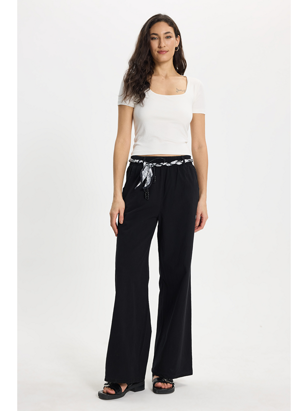Kadın Slim Fit Dar Kesim Pamuklu Kare Yaka Kısa Kollu Beyaz Tişört-1