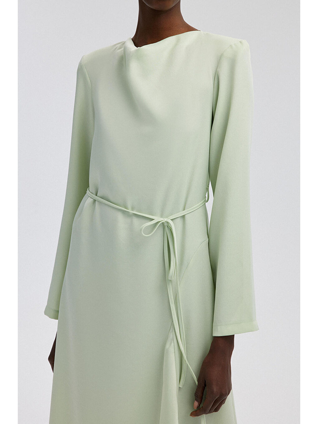 Yeşil Kemerli Saten Elbise-4