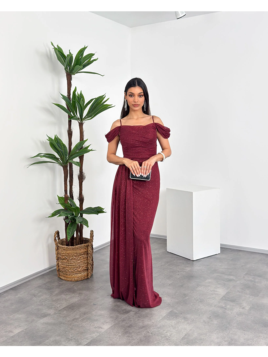 Lacivert İp Askılı Düşük Omuz Detaylı Drapeli Önden Yırtmaçlı Simli Maxi Kadın Abiye Elbise-1