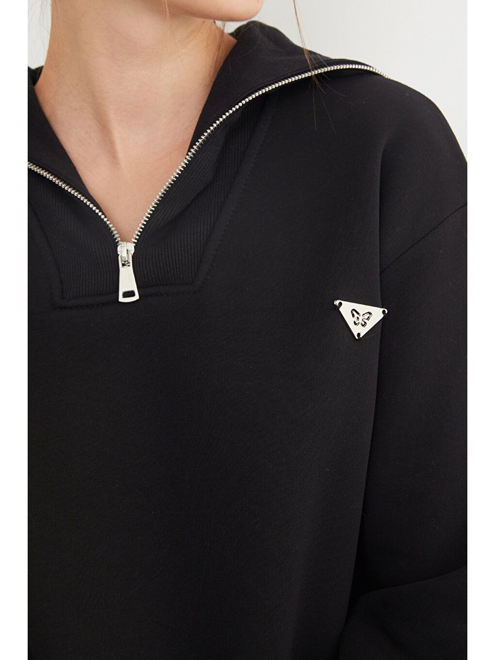 Siyah 3 İplik Üçgen Metal Armalı Sweatshirt-4