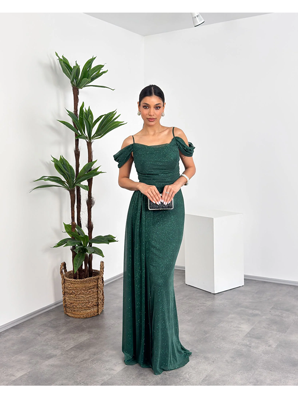 Lacivert İp Askılı Düşük Omuz Detaylı Drapeli Önden Yırtmaçlı Simli Maxi Kadın Abiye Elbise-3