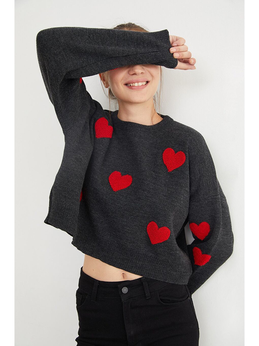 Antrasit Kalp Nakışlı Crop Triko Kazak-1