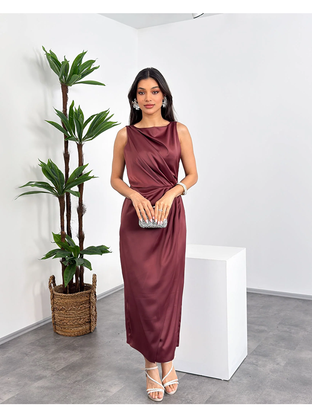 Kahverengi Kayık Yaka Bel Pileli Önden Yırtmaçlı Kolsuz Diz Boy Tam Kalıp Kadın Elbise-2