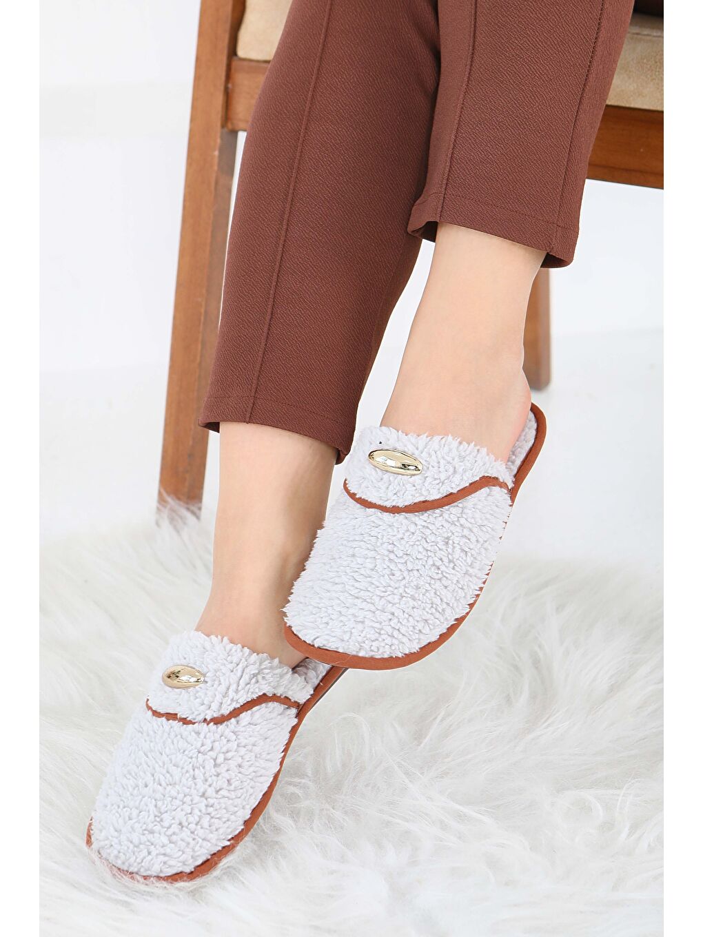 Kadın Gri Tokalı Pelüş Ev Terliği - 27912-GRI-1