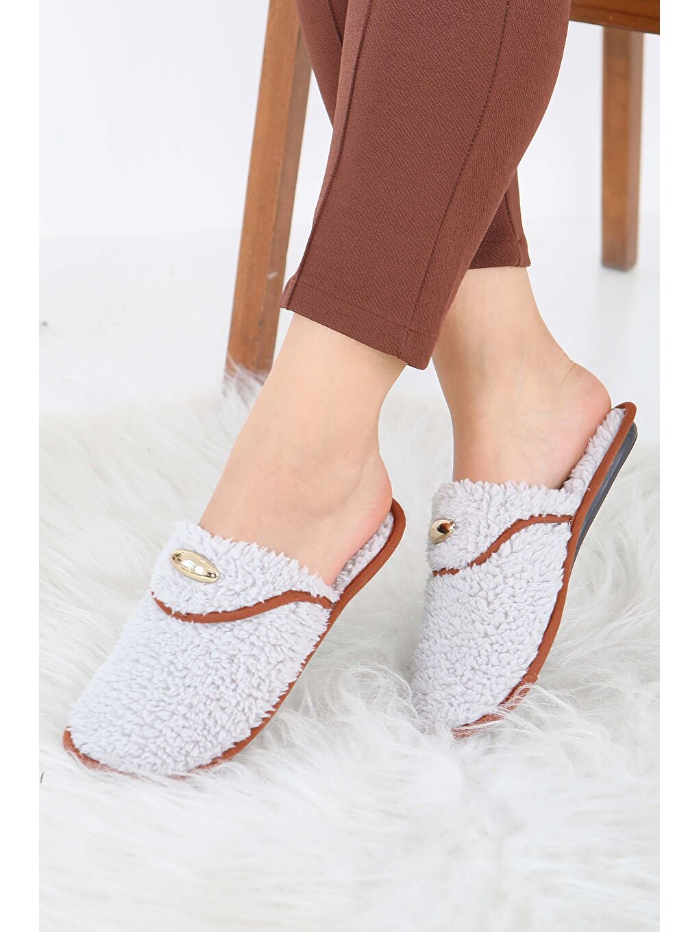 Kadın Gri Tokalı Pelüş Ev Terliği - 27912-GRI-2