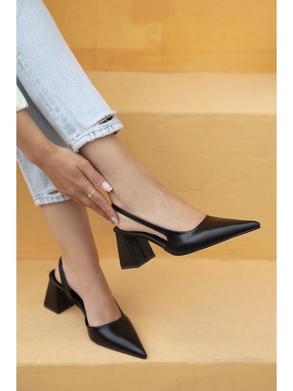 Luan Kadın  Deri Topuklu  Ayakkabı Siyah-1