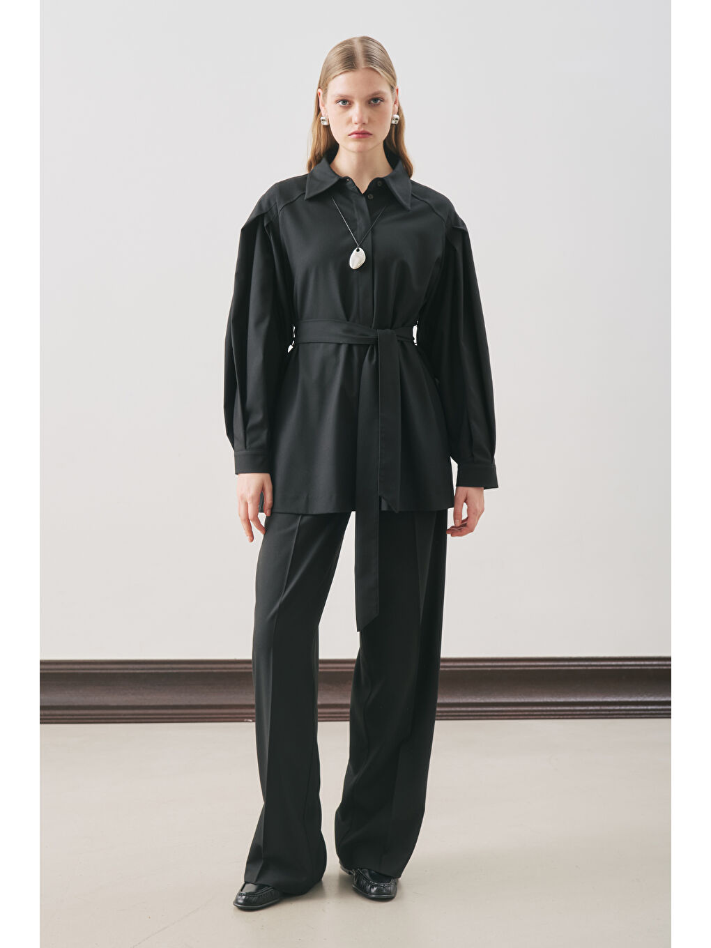Geniş Kol Kemerli Gömlek Siyah-1