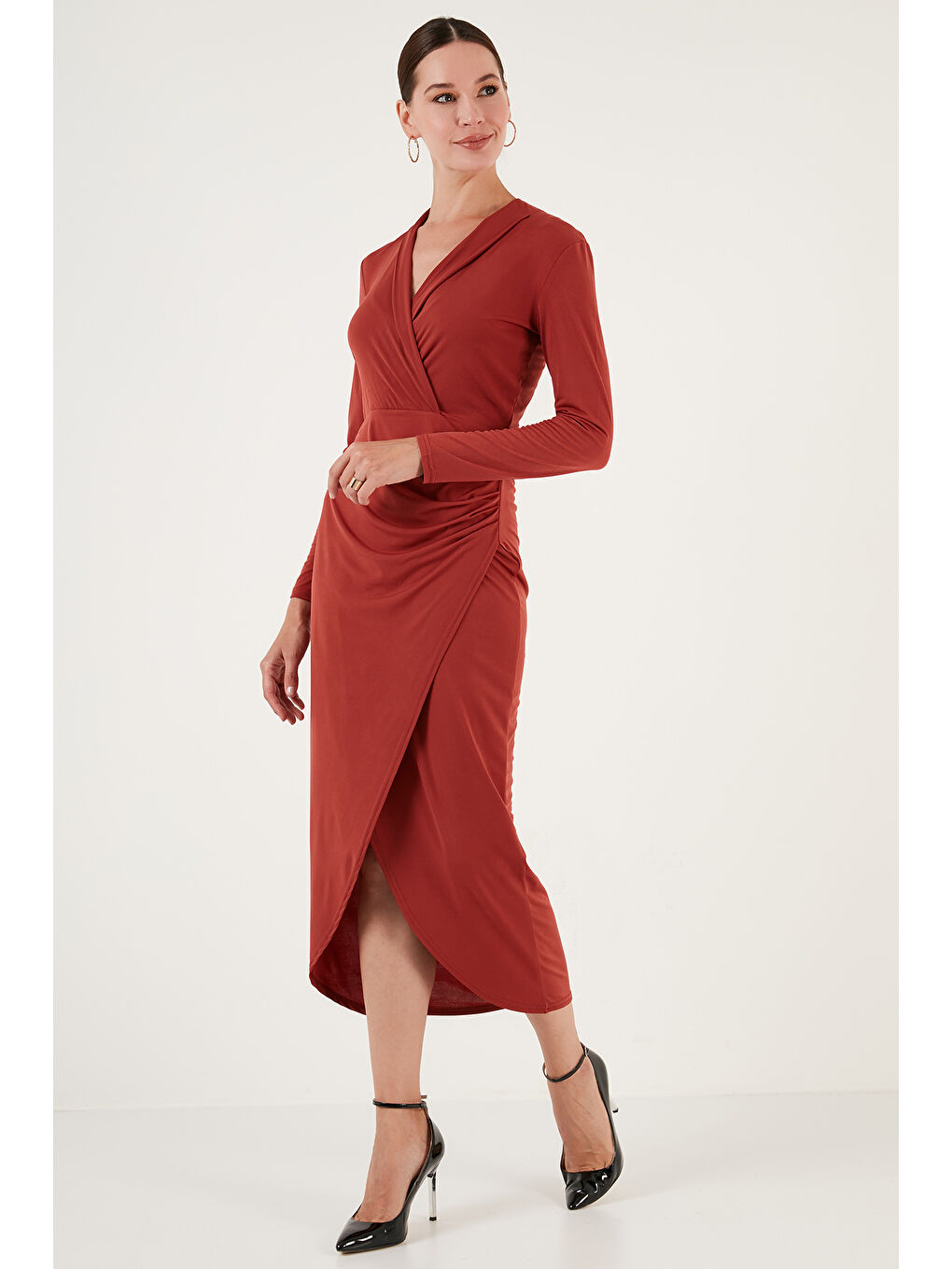 Kahverengi Kruvaze Yaka Yırtmaçlı Drape Detaylı Midi Elbise 611El1769-5