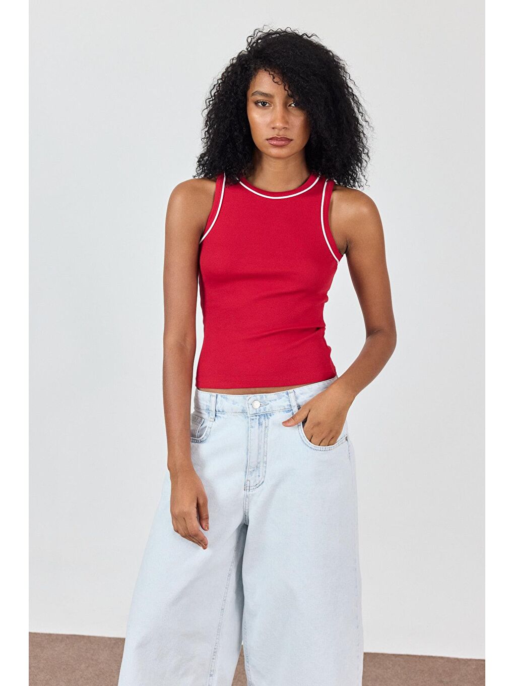 Kırmızı Şeritli Halter Yaka Atlet