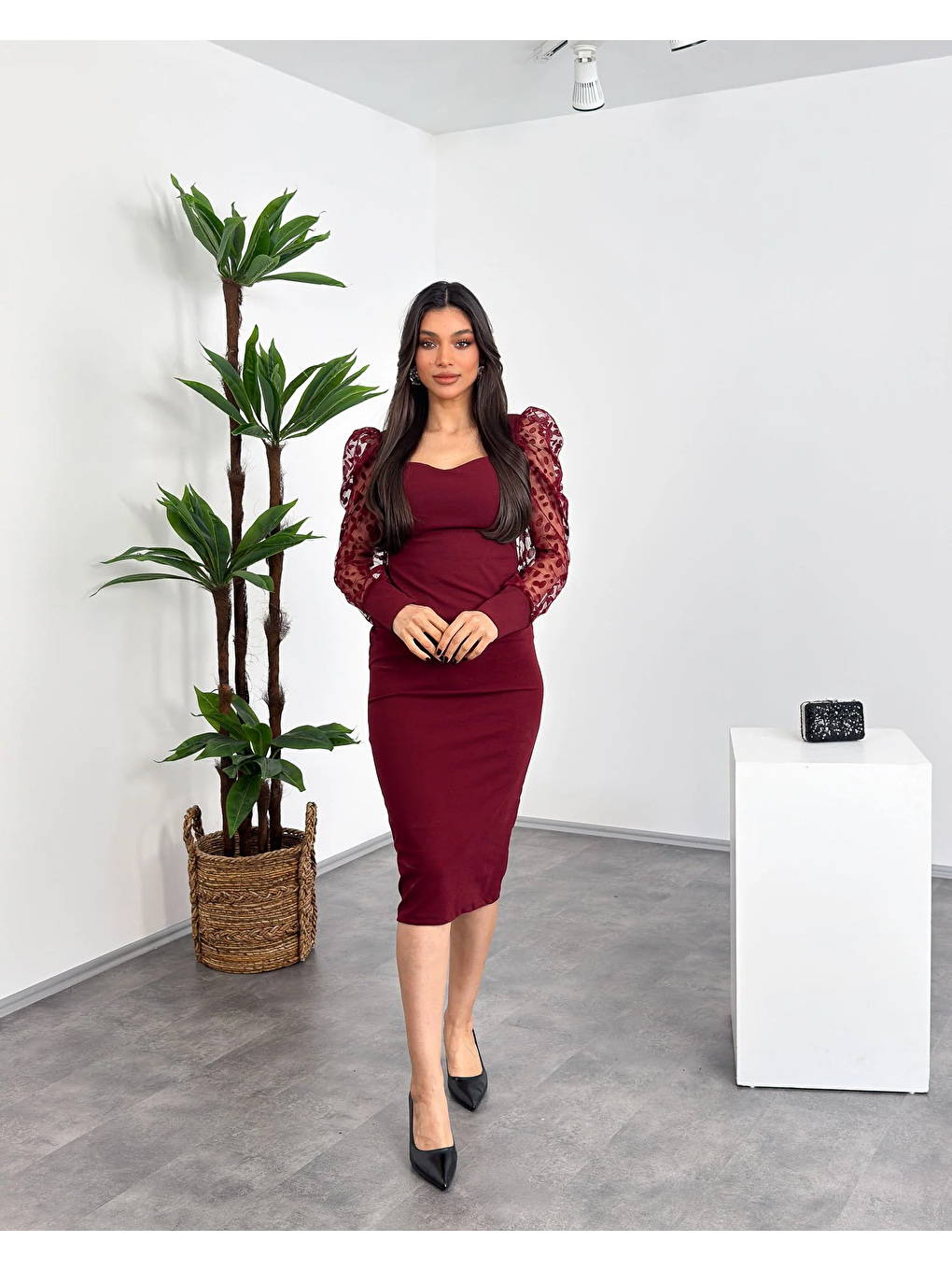 Siyah Kalp Yaka Transparan Uzun Kollu Kabartma Detaylı Ara Boy Esnek Kadın Kalem Elbise-1