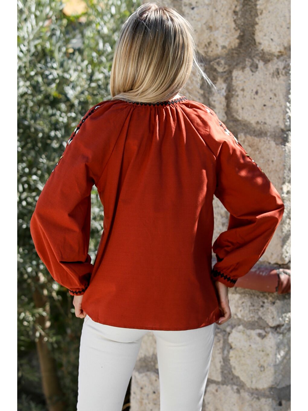 Kahverengi Kiremit Rengi Boyundan Bağlamalı Balon Kol Nakışlı Dokuma Casual Bluz-1