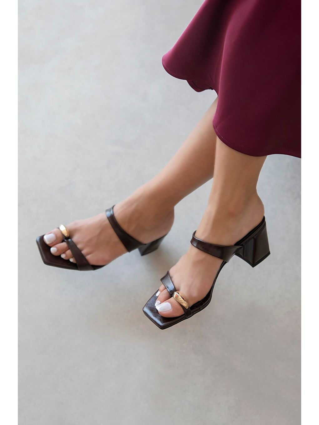 Kahverengi Capri Kadın Parmak Arası Kırışık Deri Sandalet Kahve-1