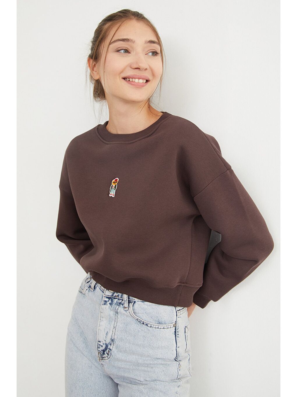 Kahverengi 3 İplik Ayıcık Nakışlı Bisiklet Yaka Sweatshirt-1