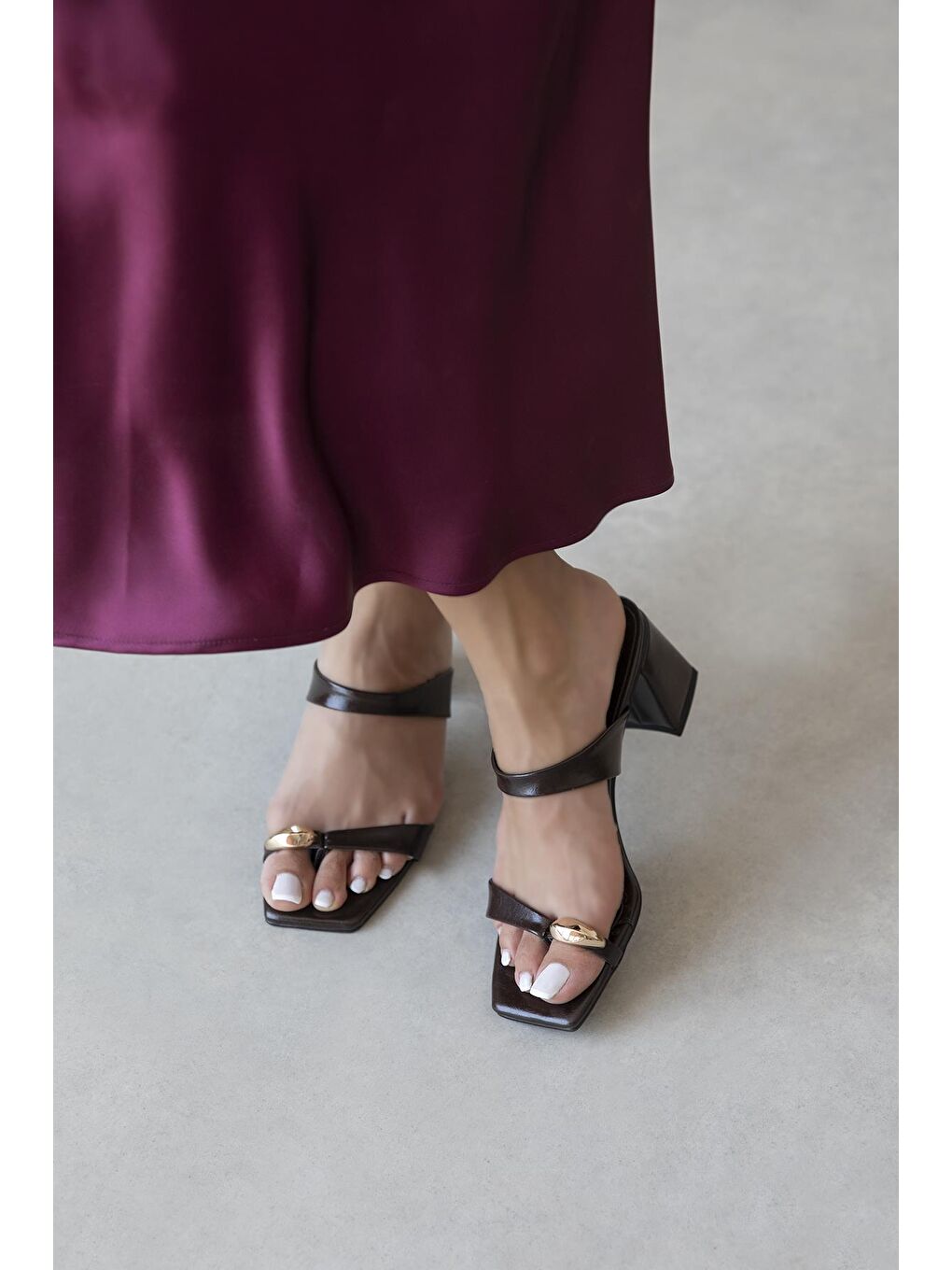 Kahverengi Capri Kadın Parmak Arası Kırışık Deri Sandalet Kahve-2