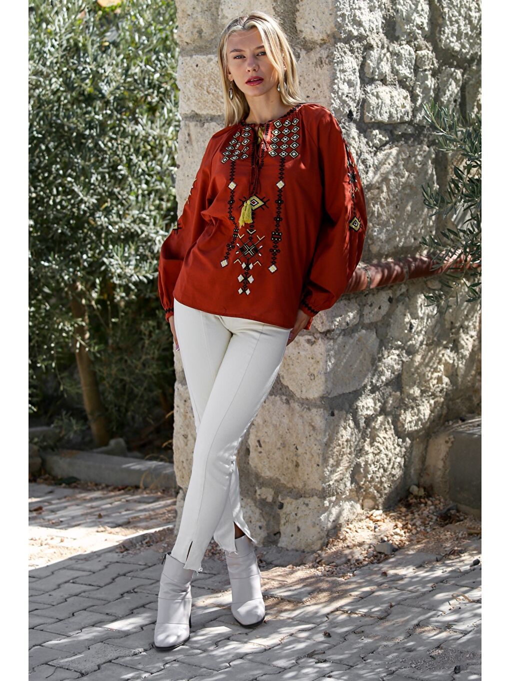 Kahverengi Kiremit Rengi Boyundan Bağlamalı Balon Kol Nakışlı Dokuma Casual Bluz-2