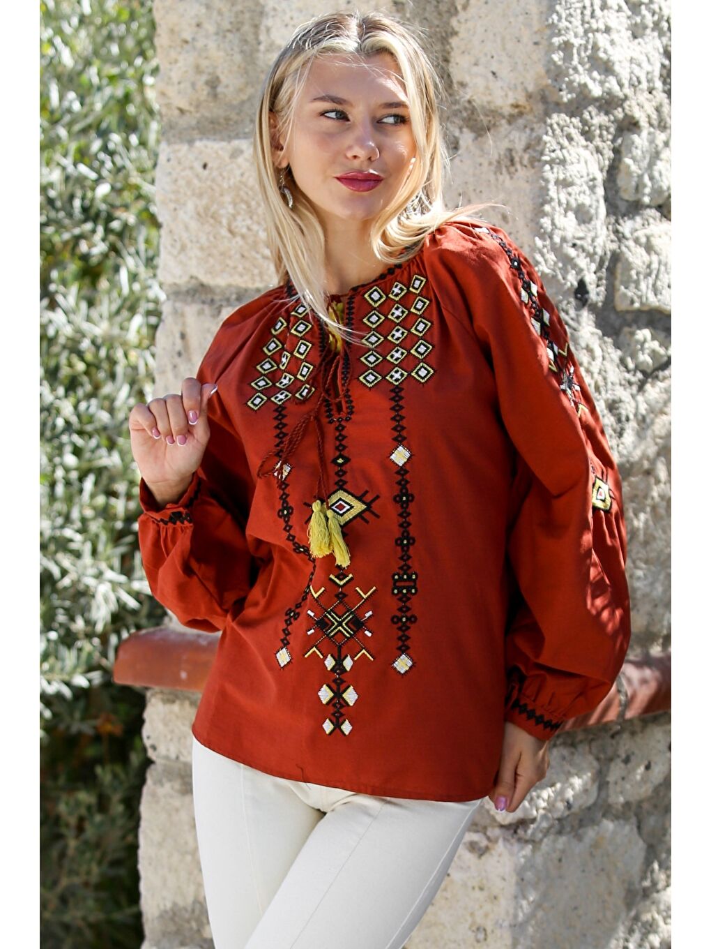 Kahverengi Kiremit Rengi Boyundan Bağlamalı Balon Kol Nakışlı Dokuma Casual Bluz-3