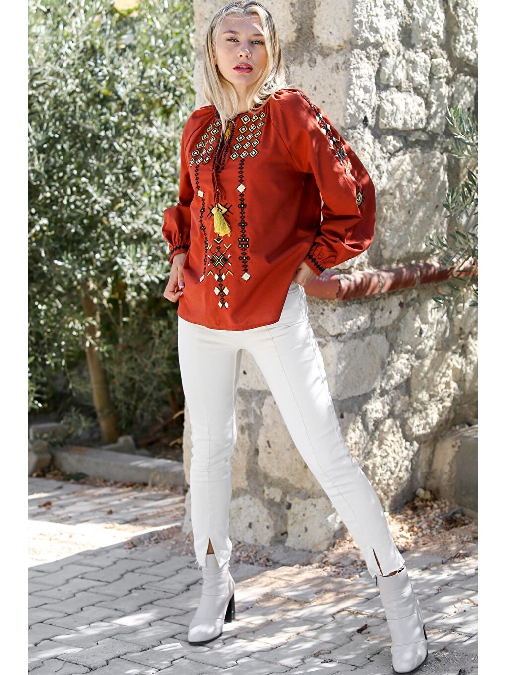 Kahverengi Kiremit Rengi Boyundan Bağlamalı Balon Kol Nakışlı Dokuma Casual Bluz-4