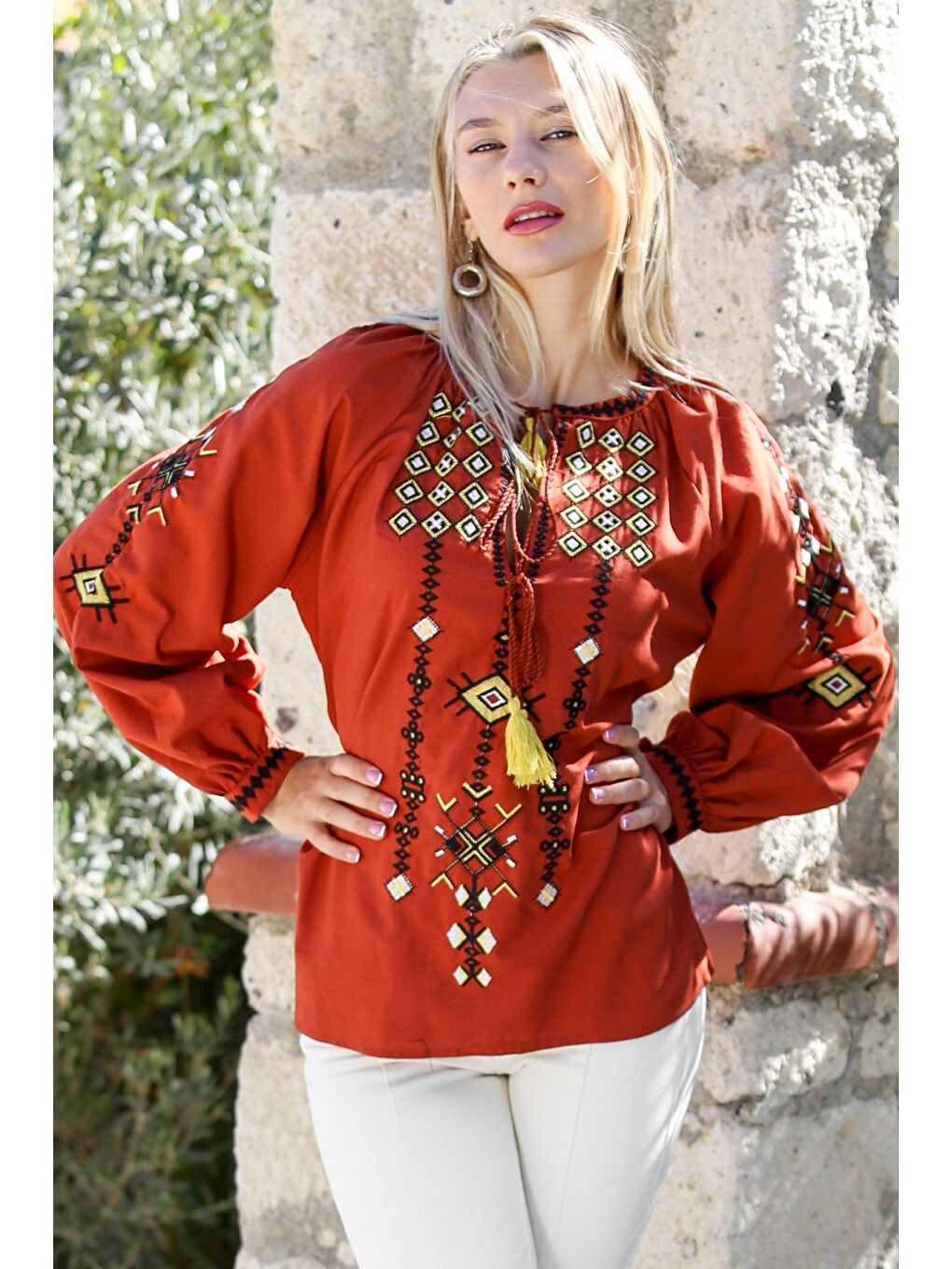 Kahverengi Kiremit Rengi Boyundan Bağlamalı Balon Kol Nakışlı Dokuma Casual Bluz-5