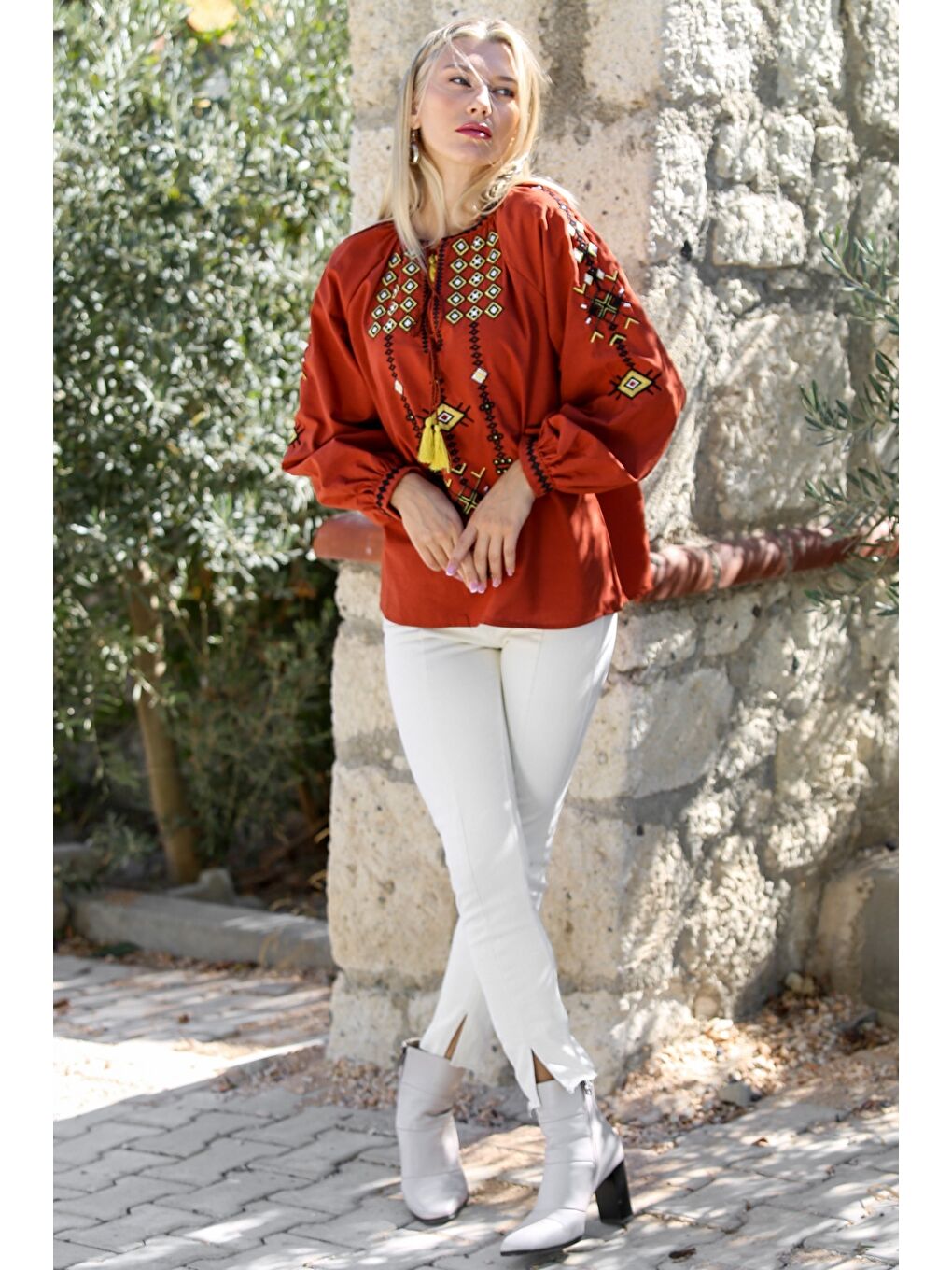 Kahverengi Kiremit Rengi Boyundan Bağlamalı Balon Kol Nakışlı Dokuma Casual Bluz-6