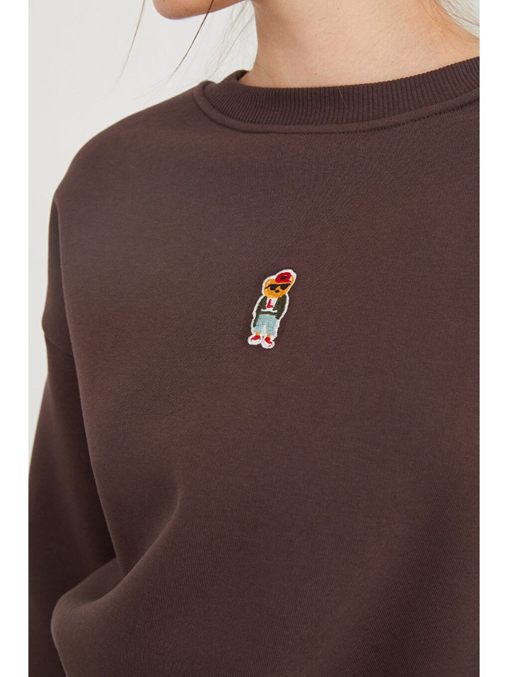 Kahverengi 3 İplik Ayıcık Nakışlı Bisiklet Yaka Sweatshirt-4