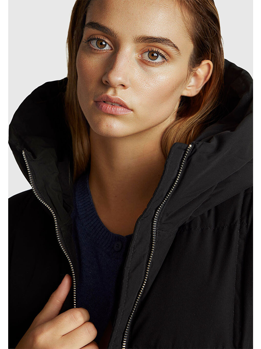 Kadın Siyah Kuş Tüyü Kapüşonlu Fermuarlı Kolu Lastikli Şişme Mont-5