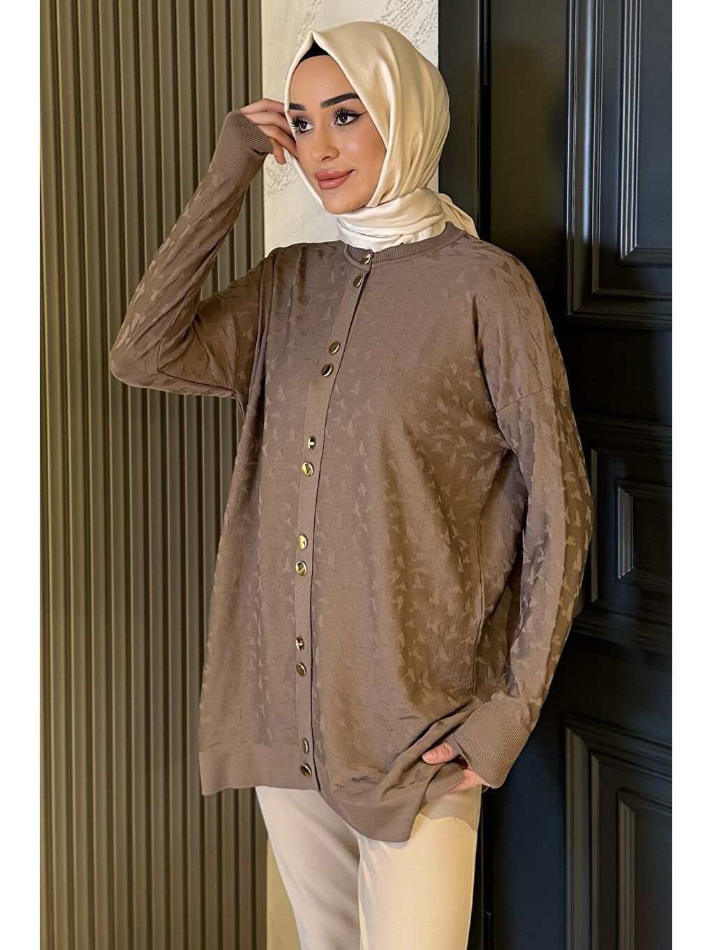 Bej Düğme Detaylı Kendinden Desenli Tesettür Triko Hırka