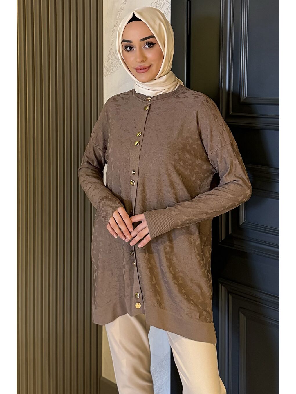 Bej Düğme Detaylı Kendinden Desenli Tesettür Triko Hırka-3