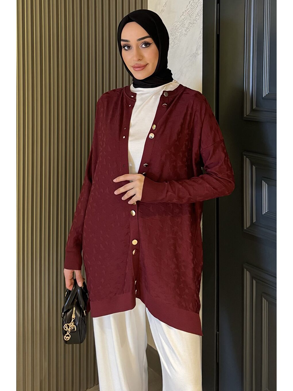 Bordo Düğme Detaylı Kendinden Desenli Tesettür Triko Hırka-1