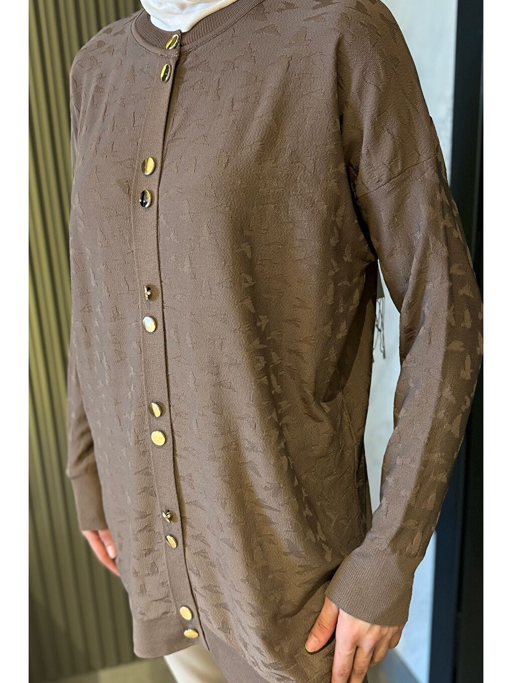 Bej Düğme Detaylı Kendinden Desenli Tesettür Triko Hırka-4