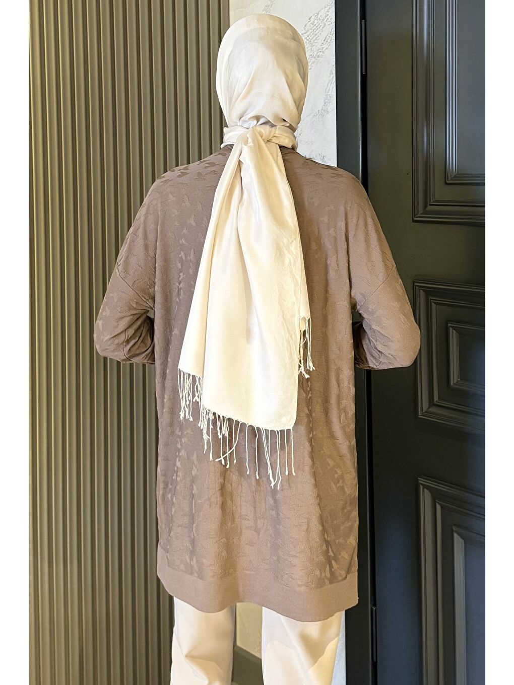 Bej Düğme Detaylı Kendinden Desenli Tesettür Triko Hırka-6