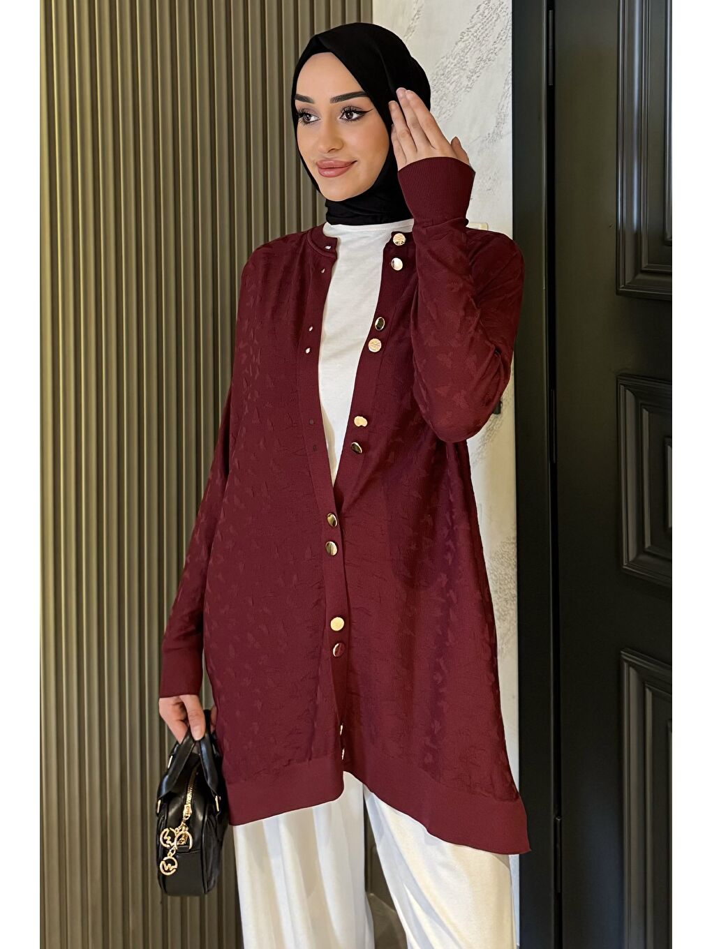 Bordo Düğme Detaylı Kendinden Desenli Tesettür Triko Hırka-3