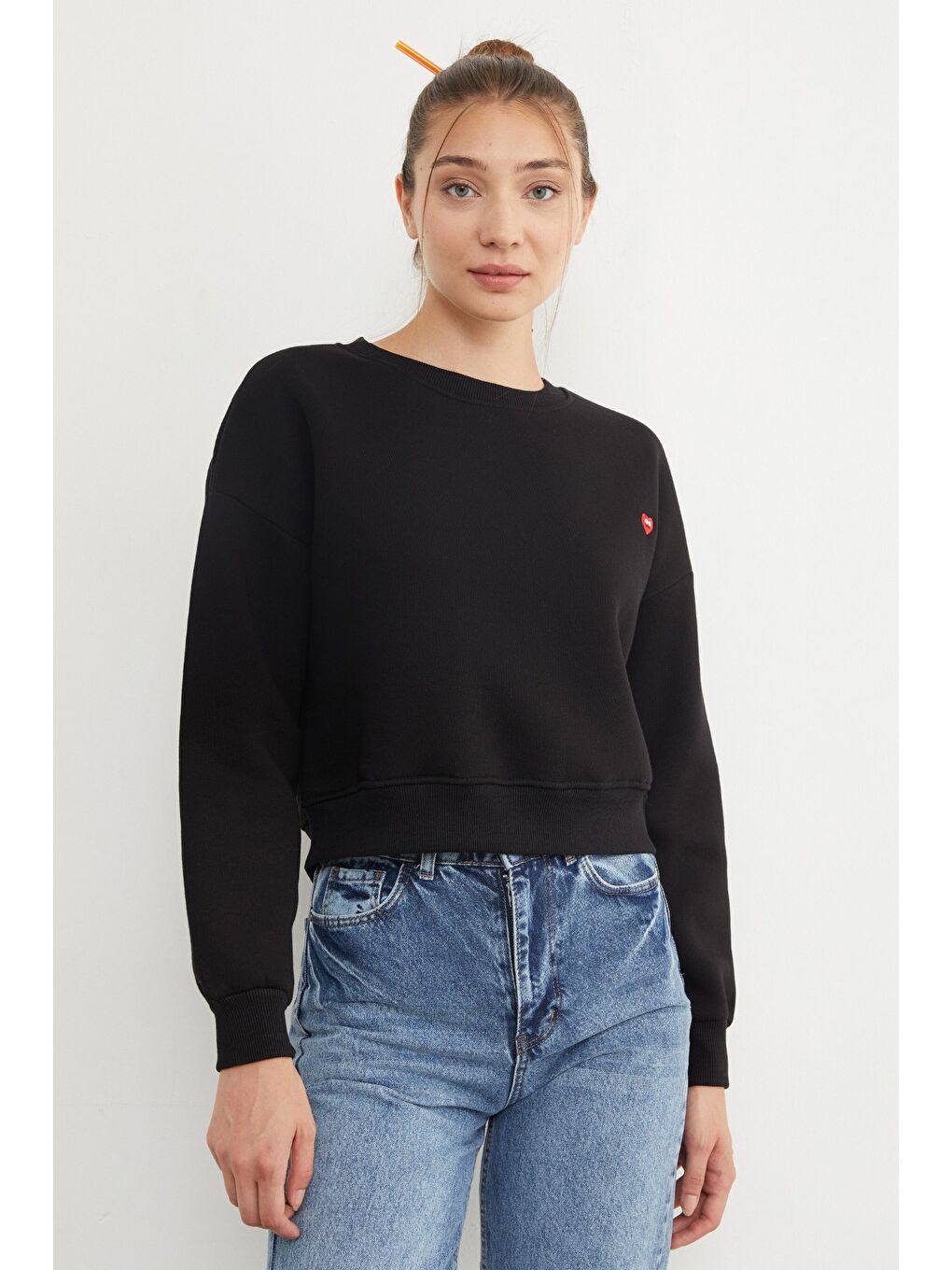 Siyah 3 İplik Kalp Nakışlı Bisiklet Yaka Sweatshirt