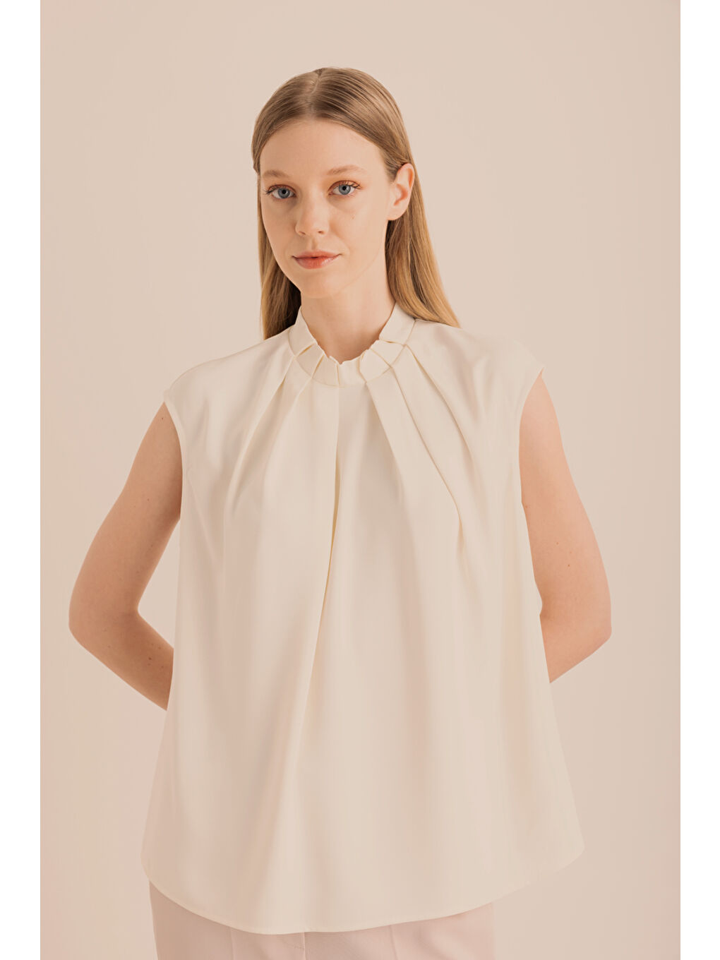 Ekru Pile Detaylı Dokuma Kolsuz Bluz