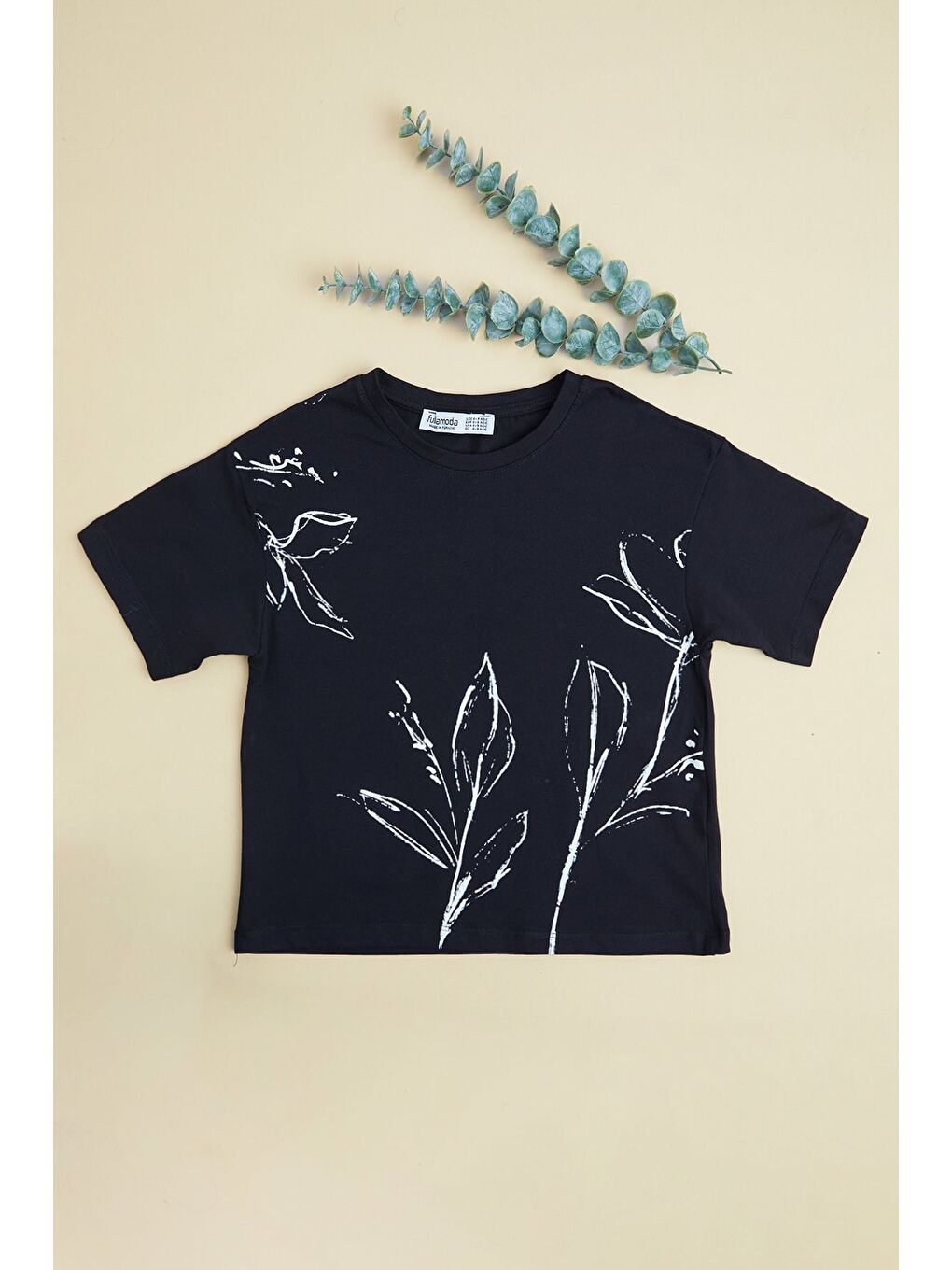 Siyah Yaprak Desenli Bisiklet Yaka Kız Çocuk Tişört