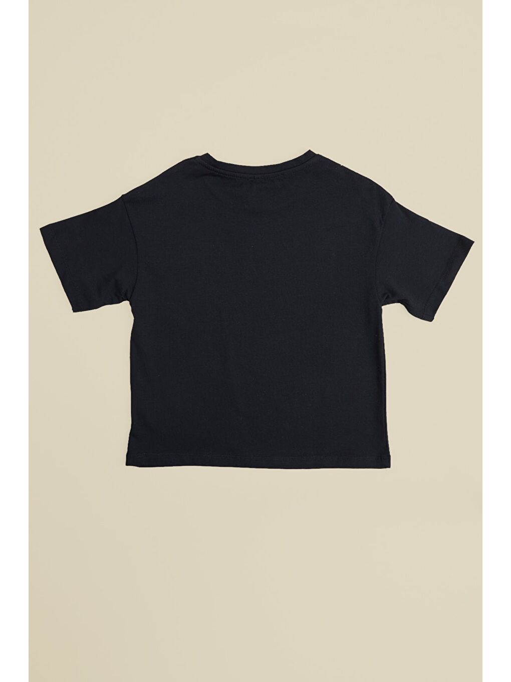 Siyah Yaprak Desenli Bisiklet Yaka Kız Çocuk Tişört-1