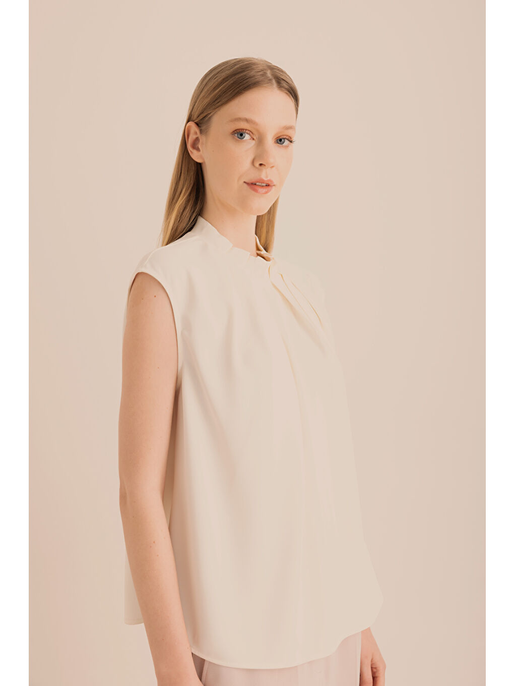 Ekru Pile Detaylı Dokuma Kolsuz Bluz-1