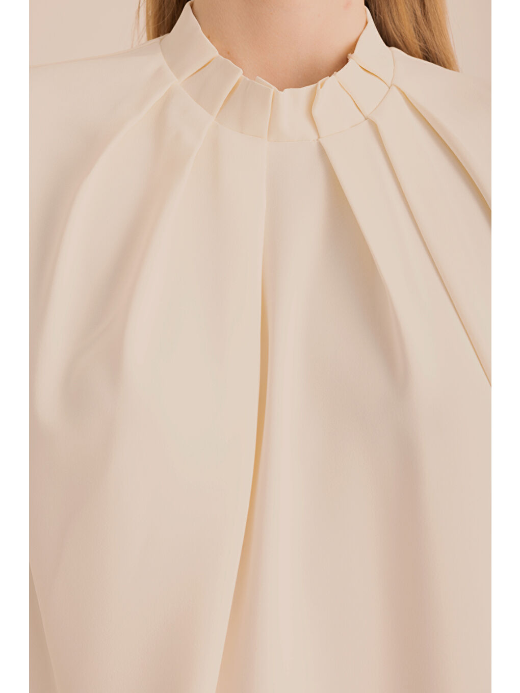 Ekru Pile Detaylı Dokuma Kolsuz Bluz-2