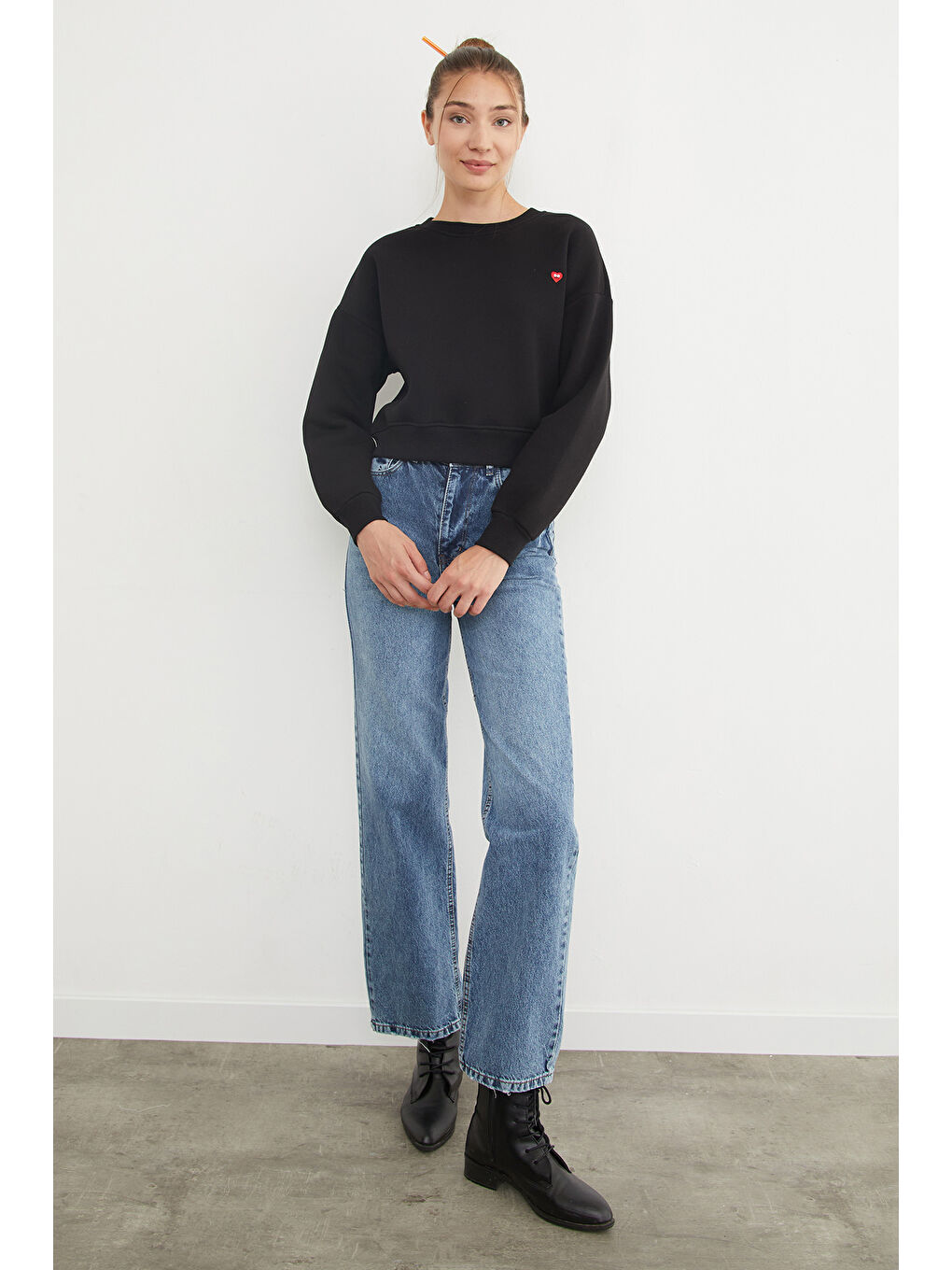 Siyah 3 İplik Kalp Nakışlı Bisiklet Yaka Sweatshirt-1