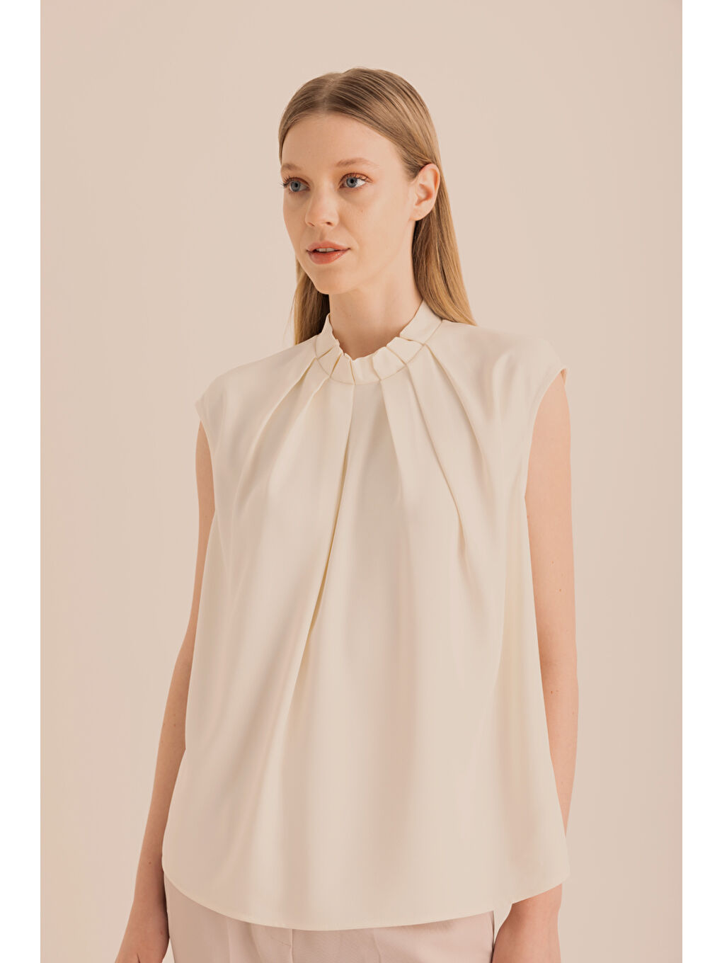 Ekru Pile Detaylı Dokuma Kolsuz Bluz-3