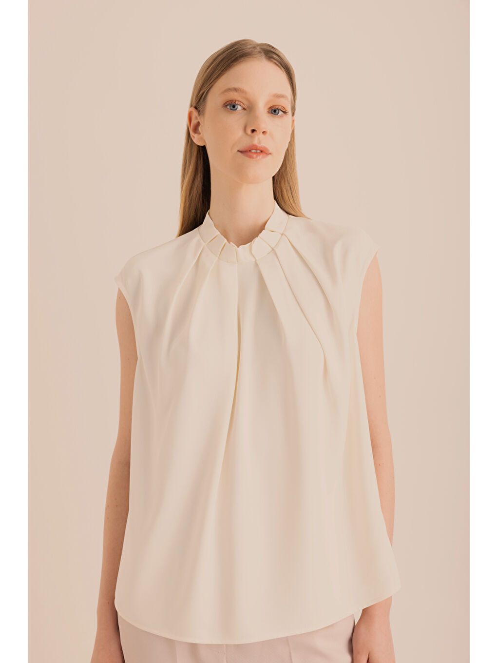 Ekru Pile Detaylı Dokuma Kolsuz Bluz-4