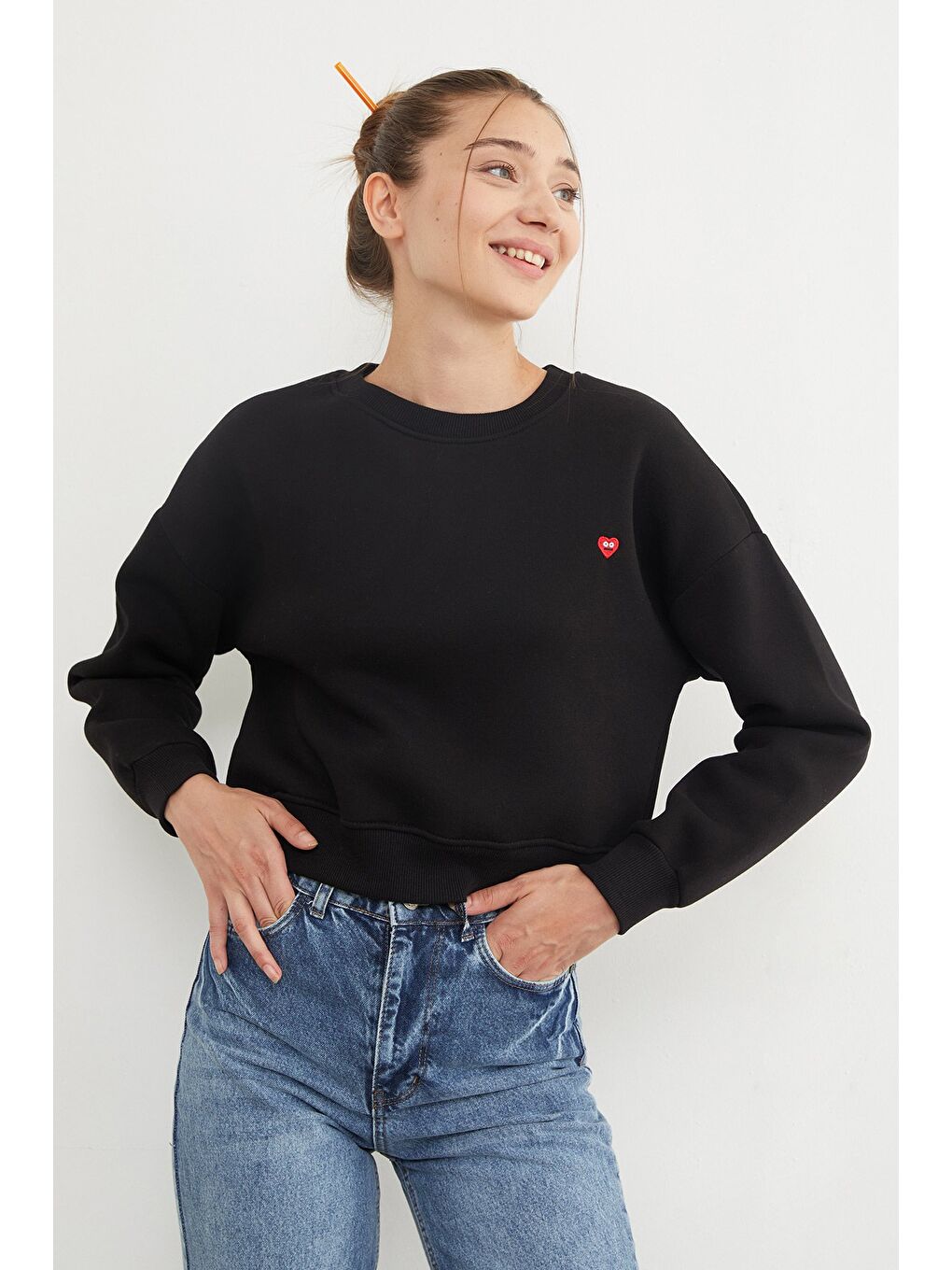 Siyah 3 İplik Kalp Nakışlı Bisiklet Yaka Sweatshirt-2