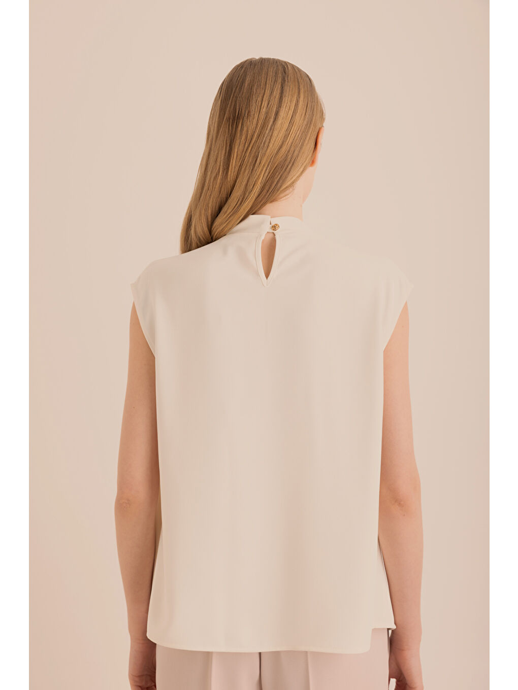 Ekru Pile Detaylı Dokuma Kolsuz Bluz-5