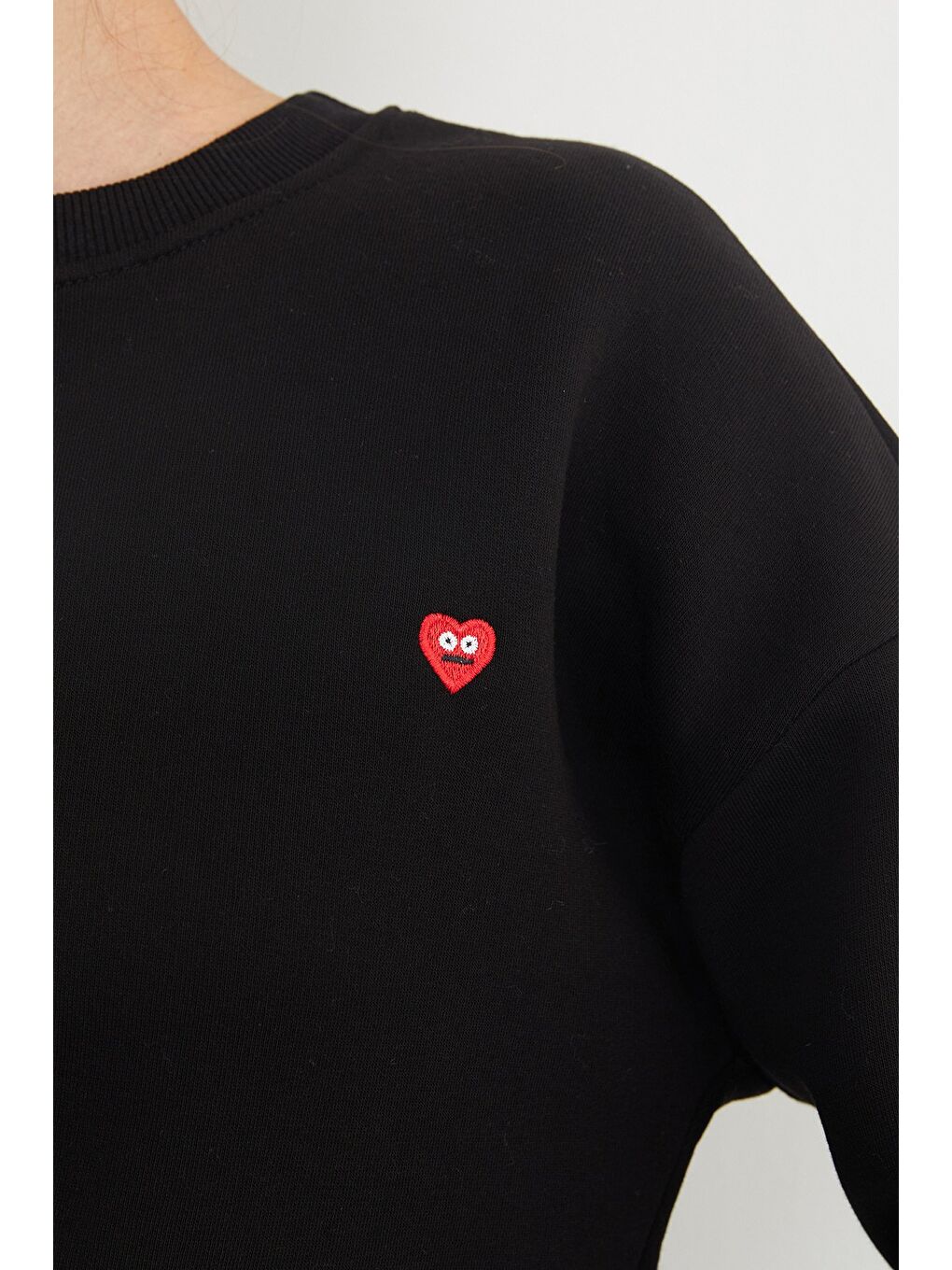 Siyah 3 İplik Kalp Nakışlı Bisiklet Yaka Sweatshirt-3