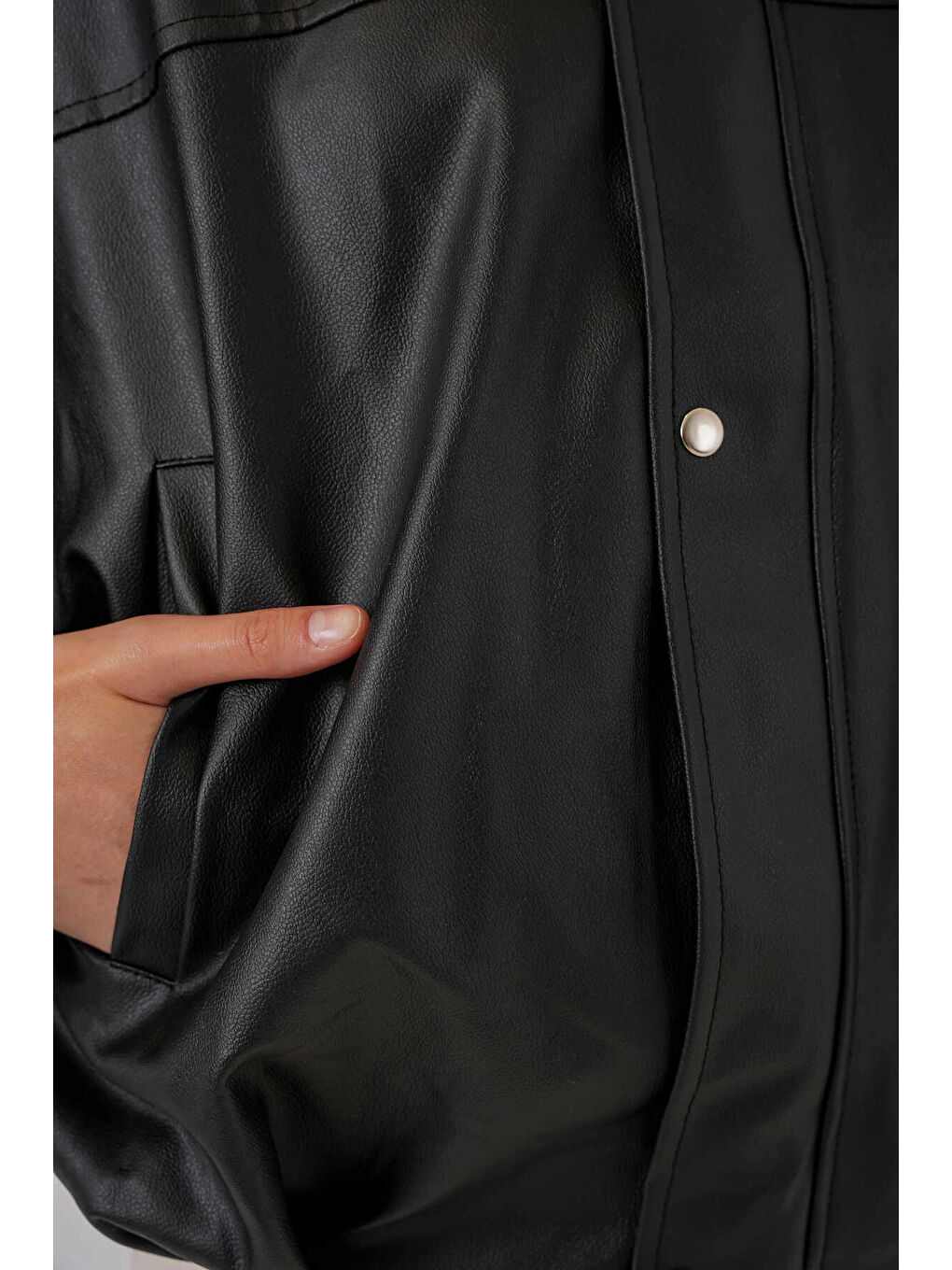 Kadın Siyah Oversize Fermuarlı ve Düğmeli Yandan Cepli Suni Deri Ceket HZL25W-BD110551-1