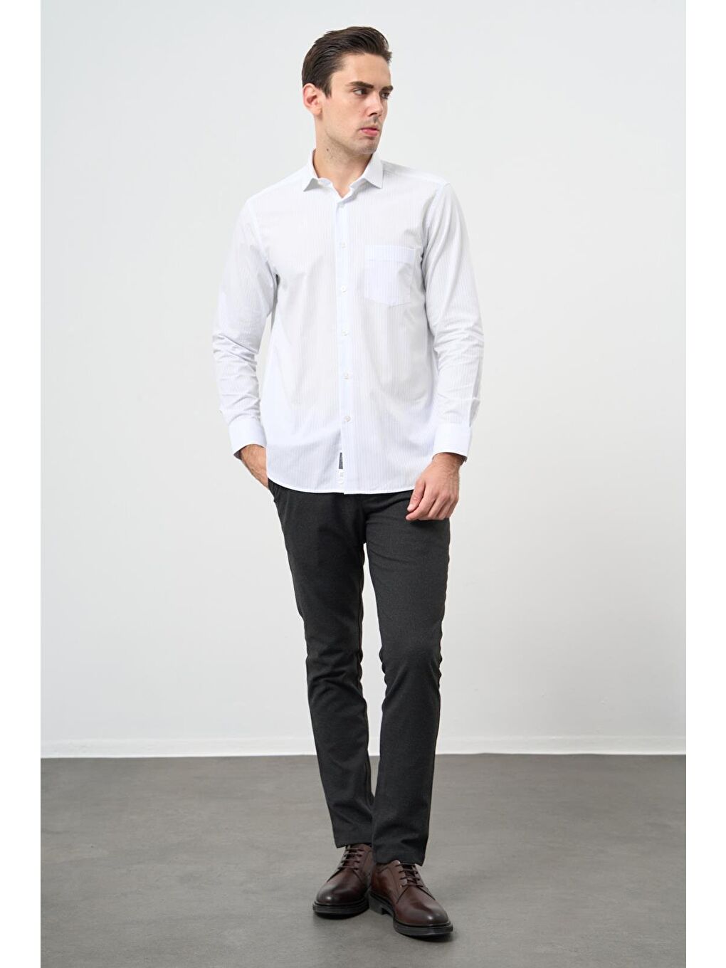 Beyaz Uzun Kol Desen Yarım İtalyan Yaka Cepli Pamuklu Classic Comfort Fit Gömlek 1004245183-1