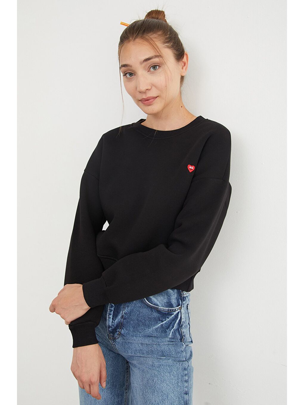 Siyah 3 İplik Kalp Nakışlı Bisiklet Yaka Sweatshirt-4