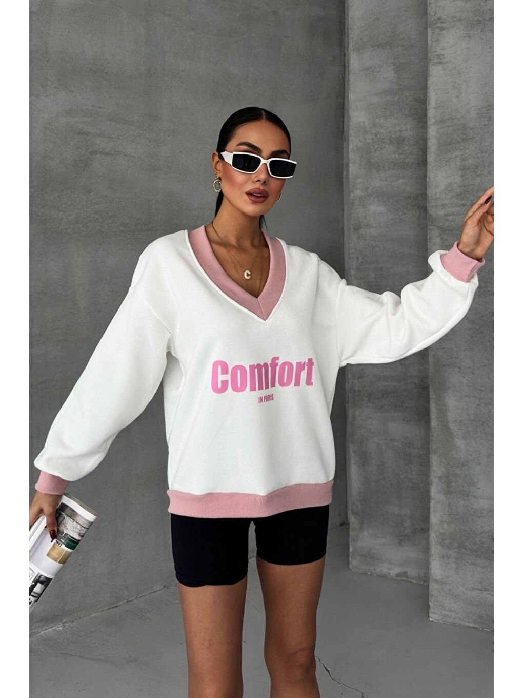 Trendseninle Kadın Beyaz Comfort In Paris Baskılı V Yaka Oversize New Sweatshirt