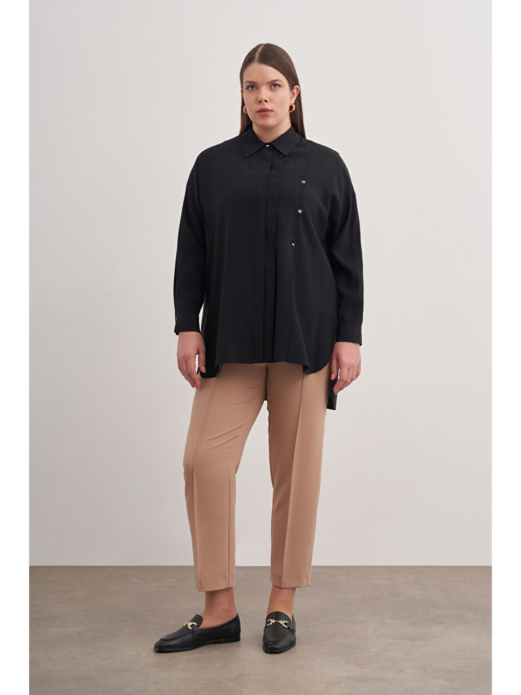 Siyah Pileli Metal Logolu Bluz