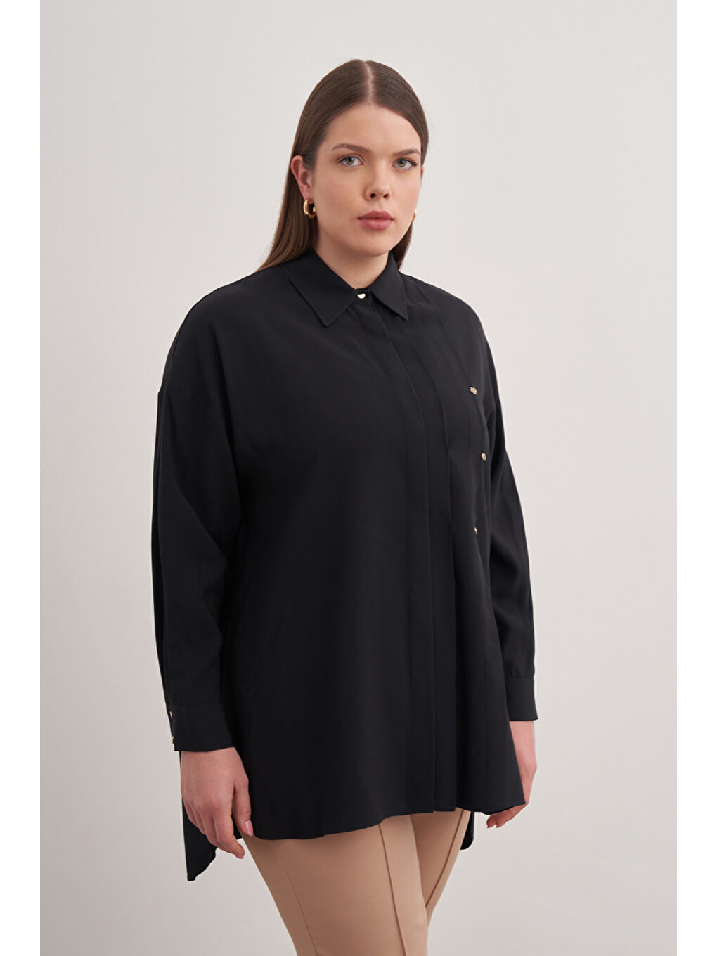 Siyah Pileli Metal Logolu Bluz-1