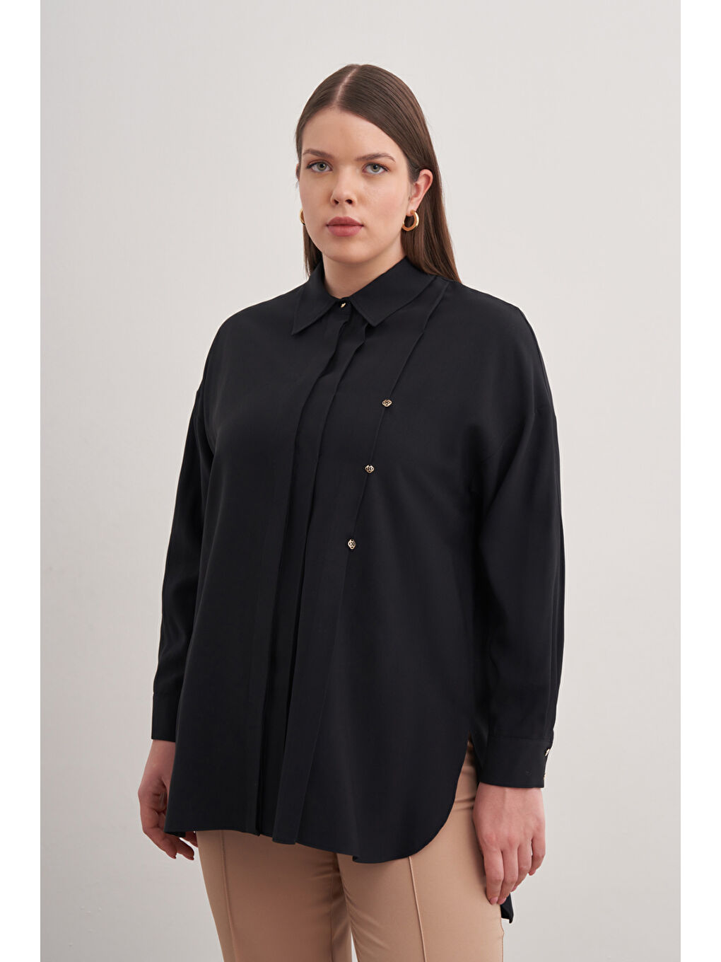 Siyah Pileli Metal Logolu Bluz-2